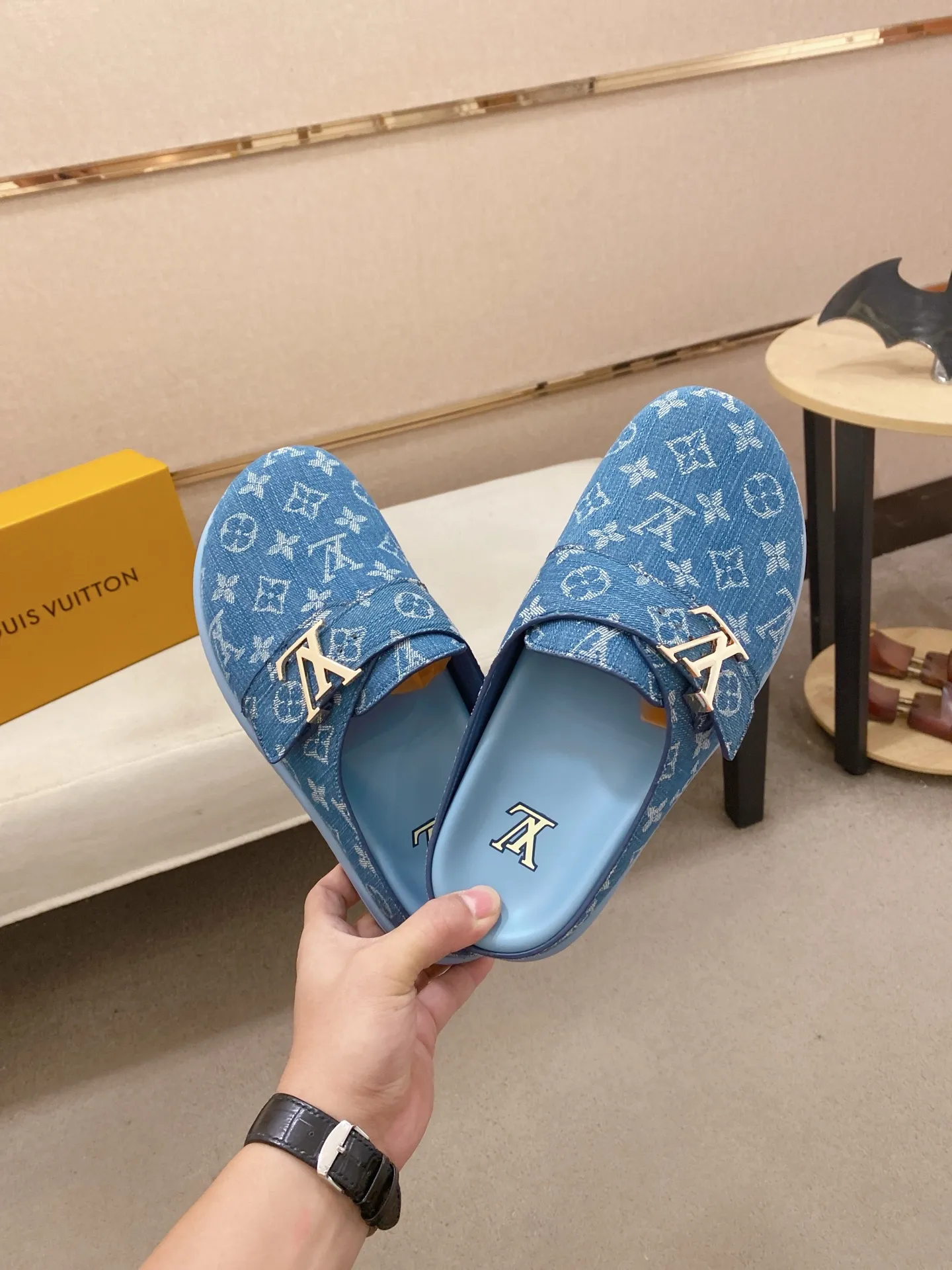 Men's shoes💰: 200💰38-45, LV Easy 2025 new men's casual sandals and slippers, made of suede cow leather, with Monogram pattern to highlight the trendy style. Adjustable straps illuminated with LV letters, while a resilient insole and micro outsole provide lightweight comfort. Made of suede cow leather with embossed Monogram pattern and brand element metal hardware✅Adjustable straps➕Tough insole‼ ️Micro outsole. Comfortable and easy to wear‼ ️